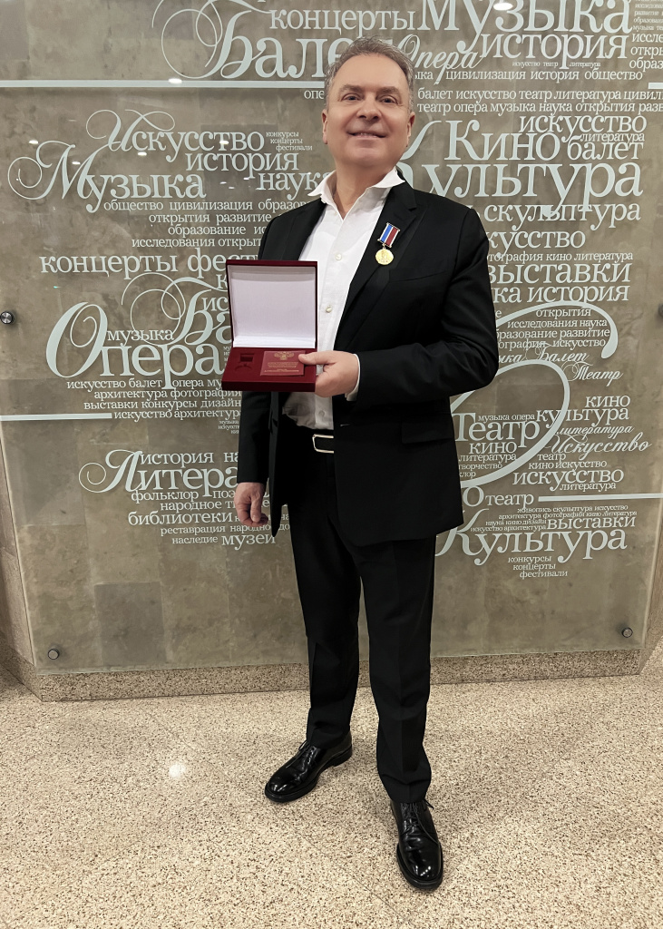 Александр Добронравов награждён медалью Александра Твардовского